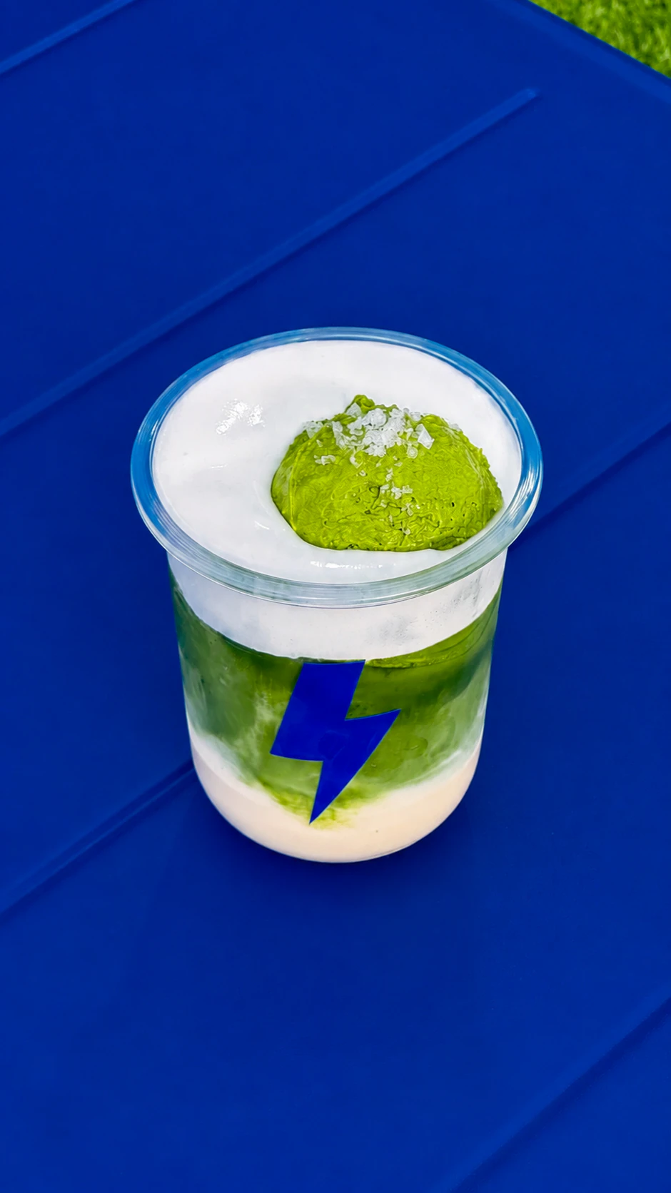 Matcha Mizu coronado con una bola de helado de matcha